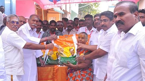 பொங்கல் பரிசுத் தொகை அரசியல்: தமிழகத்தை விட கூடுதலாக தரவேண்டிய இக்கட்டில் புதுச்சேரி அரசு!