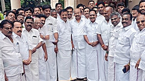 மதுரையில் பிரதமர் மோடி பங்கேற்கும் பொதுக் கூட்டத்துக்கு அனுமதிகோரி மாநகர காவல் ஆணையரிடம் மனு கொடுக்க வந்த அதிமுக, பாஜக நிர்வாகிகள்.