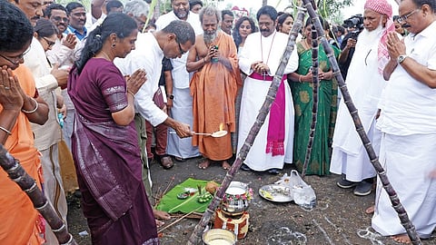 கீழடியில் உலக தமிழர் ஒற்றுமை பொங்கல் விழாவில் பங்கேற்றோர். 