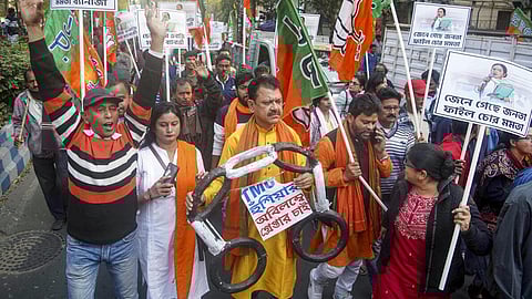 சுவேந்து அதிகாரி மீது தாக்குதல்: மேற்கு வங்கம் முழுவதும் பாஜகவினர் போராட்டம்