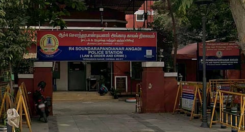 குப்பையில் கிடந்த 45 பவுன் நகைகளை போலீஸில் ஒப்படைத்த தூய்மைப் பணியாளர்: குற்றவாளியைப் போல் விசாரித்த போலீஸார்