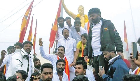 கோத்தகிரியில் உள்ள எம்ஜிஆர் சிலைக்கு மாலை அணிவித்த தவெக நிர்வாக குழு ஒருங்கிணைப்பாளர் செங்கோட்டையன்.