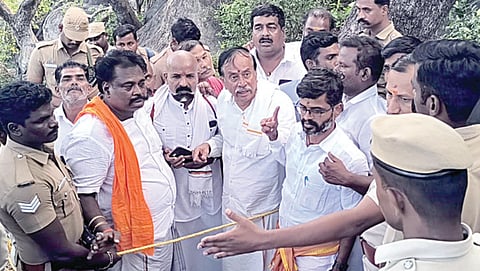 தடையை மீறி கல்லத்தி மரத்தை பார்வையிட்ட விவகாரம்: திருப்பரங்குன்றம் மலைக்கு சென்ற ஹெச்.ராஜா கைது