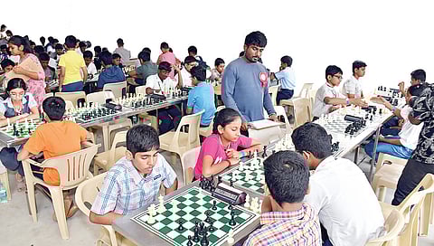 விளையாட்டும் பொழுதுபோக்கும் சேர்ந்ததே கல்வி: சதுரங்கப் போட்டி தொடக்க விழாவில் ஆட்சியர் எம்.பிரதாப் வலியுறுத்தல்