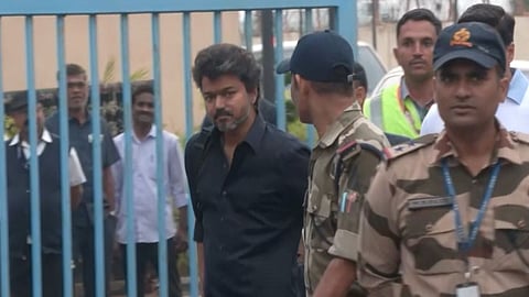 ‘மக்கள் மயக்கமடைந்தபோதும் பேச்சை நிறுத்தாதது ஏன்?’ - விஜய்யிடம் சிபிஐ கேள்வி