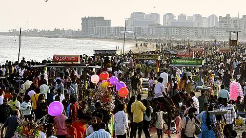 சென்னையில் காணும் பொங்கல் பாதுகாப்பு பணியில் 16 ஆயிரம் போலீஸார்: மெரினாவில் குளிக்க தடை