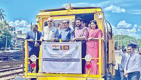 இலங்கையில் வடக்கு ரயில் பாதை மறுசீரமைப்புப் பணி களை தொடங்கிவைத்த இந்திய தூதர் சந்தோஷ் ஜா, இலங்கை போக்குவரத்து அமைச்சர்  பிமல் ரத்நாயக்க.