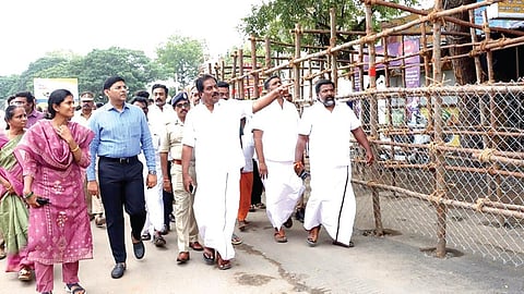 அவனியாபுரம் ஜல்லிக்கட்டு இறுதிக்கட்ட பணிகள் தீவிரம் - டிராக்டர்கள், தங்க காசுகள் பரிசு