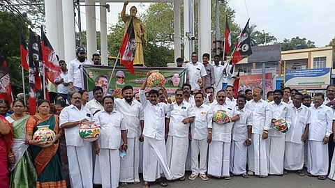 பொங்கல் பரிசுத் தொகையாக ரூ.5,000 வழங்குக: புதுவையில் அதிமுகவினர் ஆர்ப்பாட்டம்