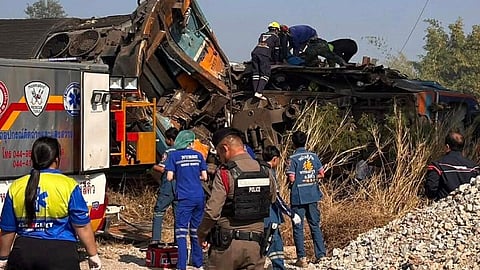 தாய்லாந்தில் ஓடும் ரயில் மீது கிரேண் சரிந்து விழுந்த விபத்தில் 22 பேர் பலி