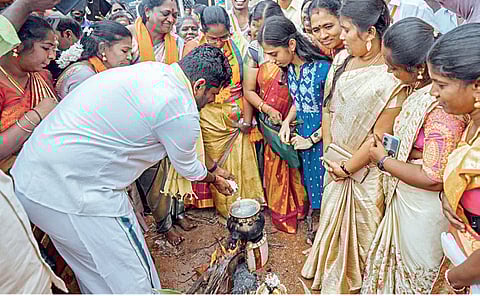 தென்காசி மாவட்டம் வாசுதேவநல்லூரில் நடைபெற்ற பொங்கல் விழாவைத் தொடங்கிவைத்தார் பாஜக மாநில முன்னாள் தலைவர் அண்ணாமலை.