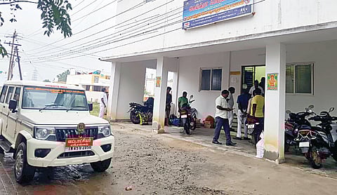 திருச்சி மாவட்டம் அதவத்தூரில் பூட்டி ‘சீல்’ வைக்கப்பட்டுள்ள போதை மறுவாழ்வு மையம்.