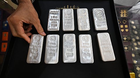 வெள்ளி விலை தொடர்ந்து உச்சம் தொடுவது ஏன்? - காரணங்களும் எதிர்காலமும்