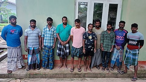 இலங்கை கடற்படையினரால் சிறைபிடிக்கப்பட்ட ராமேசுவரம்  மீனவர்கள்.