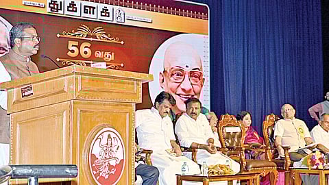 துக்ளக் வார இதழின் 56-வது ஆண்டு நிறைவு விழா ஆழ்வார்பேட்டையில் நேற்று நடைபெற்றது. மத்திய கல்வித்துறை அமைச்சர் தர்மேந்திர பிரதான் பேசினார். உடன், துக்ளக் ஆசிரியர் எஸ்.குருமூர்த்தி, பாஜக மாநில பொதுச் செயலாளர் ராம.ஸ்ரீனிவாசன்,காங்கிரஸ் மூத்த தலைவர்  வேலுச்சாமி உள்ளிட்டோர். படம்:எஸ். சத்தியசீலன்