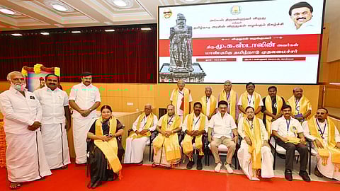 திருவள்ளுவர் தினத்தையொட்டி சென்னை வள்ளுவர் கோட்டத்தில் நேற்று நடைபெற்ற நிகழ்ச்சியில் அமைச்சர் துரைமுருகன், முன்னாள் தலைமைச் செயலர் இறையன்பு உள்ளிட்ட 13 பேருக்கு விருதுகள் வழங்கப்பட்டன. விருதாளர்களுடன் முதல்வர் ஸ்டாலின். உடன் அமைச்சர்கள் மு.பெ.சாமிநாதன், மெய்யநாதன், சேகர்பாபு.