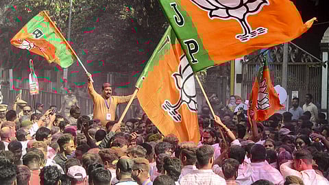 நவி மும்பை மாகராட்சியை கட்சி கைப்பற்றியதை அடுத்து கொண்டாட்டத்தில் ஈடுபட்ட பாஜக தொண்டர்கள்