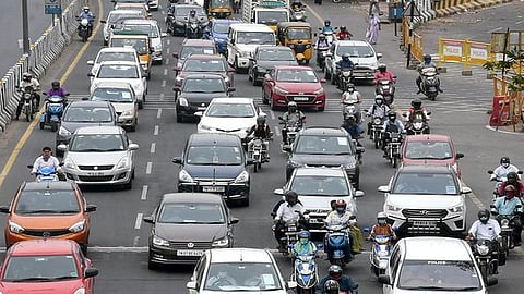 நாடு முழுவதும் விதிகளை மீறிய 17 கோடி வாகனங்களின் பதிவு ரத்தாகும் அபாயம்: பின்னணி என்ன?