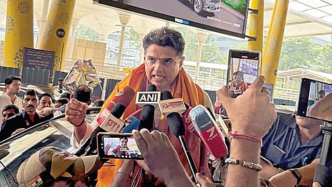 சென்னை விமான நிலையத்தில் செய்தியாளர்களுக்கு பேட்டியளித்த சச்சின் பைலட். 