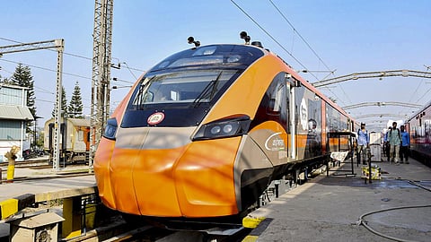 வந்தே பாரத் படுக்கை வசதி ரயிலை பிரதமர் மோடி தொடங்கி வைத்தார்!