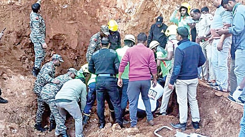 நீலகிரி மாவட்டம் ஓதனட்டி கிராமத்தில் கட்டுமானப் பணியின்போது மண்ணில் புதைந்த தொழிலாளர்களை மீட்கும் பணியில் ஈடுபட்ட தீயணைப்பு துறையினர் மற்றும் ராணுவத்தினர்.