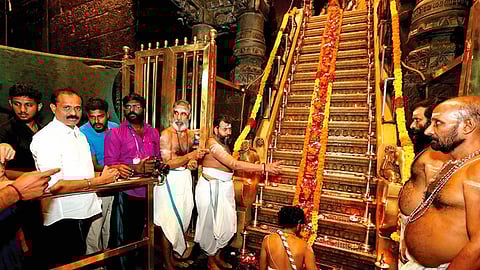 மகரஜோதி வழிபாட்டின் நிறைவு பகுதியாக சபரிமலை ஐயப்பன் கோயிலில் 18 படிகளுக்கு சிறப்பு வழிபாடு!