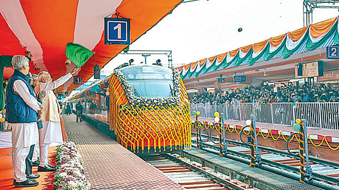 வந்தே பாரத் படுக்கை வசதி ரயில் சேவை: பிரதமர் நரேந்திர மோடி தொடங்கி வைத்தார்