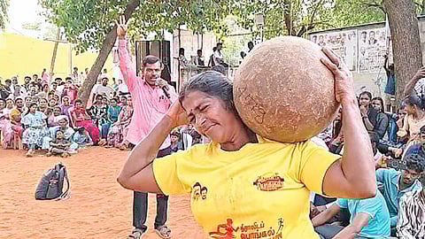 நெல்லை: இளவட்டக்கல் தூக்கும் போட்டியில் பெண்கள் பங்கேற்று அபாரம்!