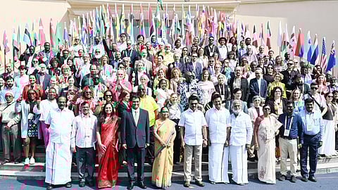 சென்னை கலைவாணர் அரங்கத்தில் பன்னாட்டுப் புத்தகத் திருவிழா நேற்று நிறைவடைந்தது. 100-க்கும் மேற்பட்ட நாடுகளில் இருந்து வருகை தந்த பன்னாட்டு பதிப்பாளர்கள், எழுத்தாளர்கள், ஒருங்கிணைப்பாளர்கள் முதல்வர் மு.க.ஸ்டாலினுடன் குழு புகைப்படம் எடுத்துக் கொண்டனர்.