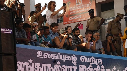 அலங்காநல்லூர் ஜல்லிக்கட்டு போட்டியில் காளைகளின் பாய்ச்சலை கண்டு ரசித்த வெளிநாட்டினர்!