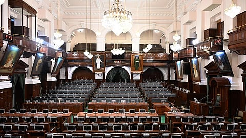 தமிழகத்தின் பரபரப்பான அரசியல் சூழலில் சட்டப்பேரவை இன்று கூடுகிறது