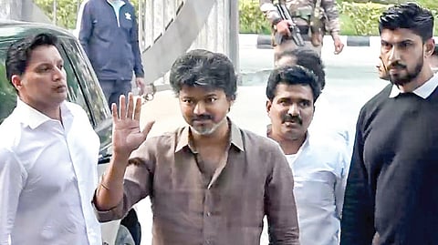 டெல்லியில் சிபிஐ விசாரணை முடிந்து வெளியே வந்த தவெக தலைவர் விஜய். படம்: பிடிஐ