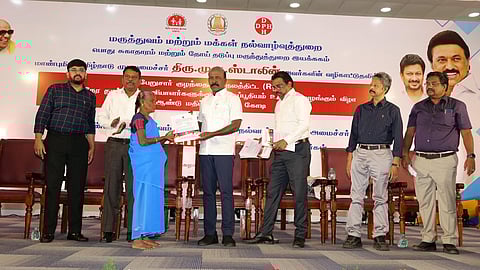 ஆரம்ப சுகாதார நிலைய தூய்மை பணியாளர்களுக்கு ஊதியம் ரூ.7,376 ஆக உயர்வு