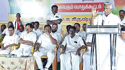 கிருஷ்ணகிரியில் நடைபெற்ற எம்ஜிஆரின் 109-வது பிறந்தநாள் விழா பொதுக்கூட்டத்தில் பேசும் அதிமுக துணை பொதுச்செயலாளர் கே.பி.முனுசாமி.