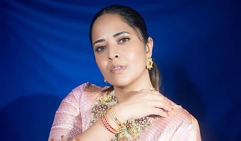 சமூக ஊடகங்களில் அவதூறு: போலீஸில் அனசுயா பரத்வாஜ் புகார்