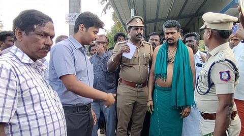 கைது செய்யப்பட்ட போலி மருத்துவர் நெடுஞ்செழியன் - பச்சை துண்டு, வேட்டி அணிந்திருப்பவர்.