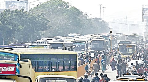 பொங்கல் தொடர் விடுமுறையையொட்டி சொந்த ஊர்களுக்கு சென்ற மக்கள் நேற்று சென்னை திரும்பினர். இதனால் கிளாம்பாக்கம் பேருந்து நிலையம் பகுதியில் கடும் போக்குவரத்து நெரிசல் ஏற்பட்டது. காலை 11 மணி வரை இந்த நிலை நீடித்தது. | படங்கள்: எம்.முத்துகணேஷ் |