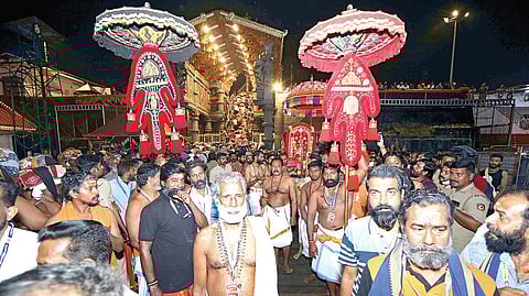 சபரிமலை சந்நிதானத்தில் இருந்து சரங்குத்தியில் எழுந்தருள்வதற்காக சென்ற ஐயப்பனின் பரிவார ஊர்வலம்.