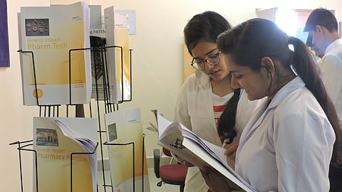 திறந்தநிலை பள்ளிகளில் படித்து தேர்ச்சி பெற்றவர்கள் பி.பார்ம், டி.பார்ம், பார்ம்.டி படிப்புகளில் சேரலாம்