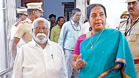 சட்டப்பேரவையில் இருந்து வெளிநடப்பு செய்த பாஜக எம்எல்ஏக்கள். படம்: ம.பிரபு