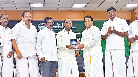 வேலூர் விஐடி பல்கலைக்கழகத்தில் நடைபெற்ற எம்ஜிஆர் நினைவு சொற்பொழிவு நிகழ்ச்சியில் ‘இதயம் கவர்ந்த எம்ஜிஆர்’ என்ற நூலை விஐடி வேந்தர் கோ.விசுவநாதன் வெளியிட பாடலாசிரியரும் முன்னாள் அரசவைக் கவிஞருமான முத்துலிங்கம் பெற்றுக் கொண்டார். அருகில், விஐடி துணைத்தலைவர் ஜி.வி.செல்வம், முன்னாள் அமைச்சர்கள் கே.சி.வீரமணி, அக்ரி கிருஷ்ணமூர்த்தி உள்ளிட்டோர். | படம்: வி.எம்.மணிநாதன். |