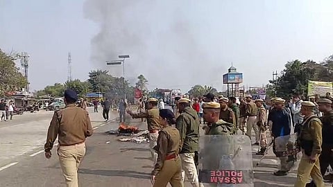 அசாமின் கோக்ரஜாரில் ராணுவம் குவிப்பு - வன்முறையின் பின்புலம் என்ன?