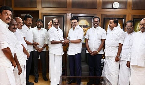 ஸ்டாலின் முன்னிலையில் திமுகவில் இணைந்தார் அதிமுக முன்னாள் அமைச்சர் வைத்திலிங்கம்