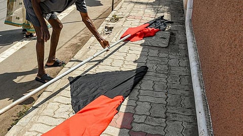 பெங்களூருவில் திமுக கொடி, பேனரை அகற்றிய கன்னட அமைப்பினர்: காவல்துறை நடவடிக்கை எடுக்குமா?