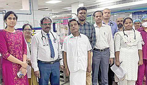 ராஜீவ்காந்தி அரசு பொது மருத்துவமனையில் பெருந்தமனி வளைவு மாற்று அறுவை சிகிச்சை செய்து கொண்ட தொழிலாளியுடன் இதய அறுவை சிகிச்சைத் துறை இயக்குநர் மாரியப்பன் தலைமையிலான மருத்துவக் குழுவினர்.