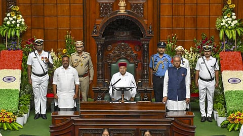 கர்நாடகா | உரையை முழுமையாக வாசிக்காமல் ஆளுநர் வெளியேறியதால் சட்டப்பேரவையில் அமளி