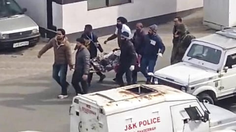 ஜம்மு காஷ்மீரில் ராணுவ வாகனம் விபத்து - 10 வீரர்கள் உயிரிழப்பு; 11 பேர் காயம்