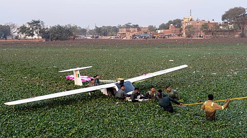 விமானப்படை பயிற்சி விமானம் விபத்து: 2 பேர் உயிர் தப்பினர்