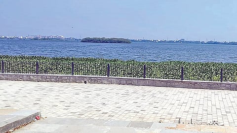 கடற்கரை போல் அமைக்கப்பட்டு வரும் வண்டியூர் கண்மாய் பூங்காவின் தோற்றம்.