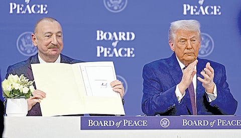 சுவிட்சர்லாந்தின் டாவோஸ் நகரில் நடைபெற்ற உலகப் பொருளாதார மன்றத்தின் வருடாந்திர மாநாட்டில் அமைதி வாரியம் அமைப்பை அமெரிக்க அதிபர் ட்ரம்ப் தொடங்கி வைத்தார். இதை வரவேற்று கையெழுத்திட்ட அசர்பைஜான் அதிபர் இல்ஹாம் அலியேவ் (இடது).